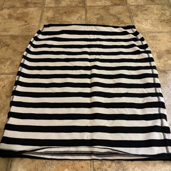 Old Navy Dresses & Skirts - Old navy striped mini pencil skirt size M